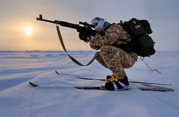 Một lính bắn tỉa Spetsnaz với súng trường bắn tỉa SVDS thế hệ mới.