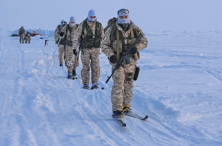 Các đơn vị Spetsnaz của Nga tại Bắc Cực luôn được trang bị các loại vũ khí tốt nhất của Quân đội Nga. Bên cạnh đó các thành viên của đơn vị này cũng được huấn luyện để có thể hoạt động trong môi trường khắc nghiệt nhất trên mọi loại địa hình.