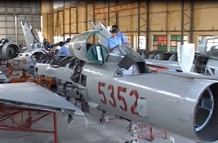 Toàn cảnh bên trong nhà máy A32 - nơi đây từng thực hiện đại tu, sửa chữa lớn, tăng tổng niên hạn sử dụng thành công tiêm kích MiG-21 và máy bay ném bom Su-22.