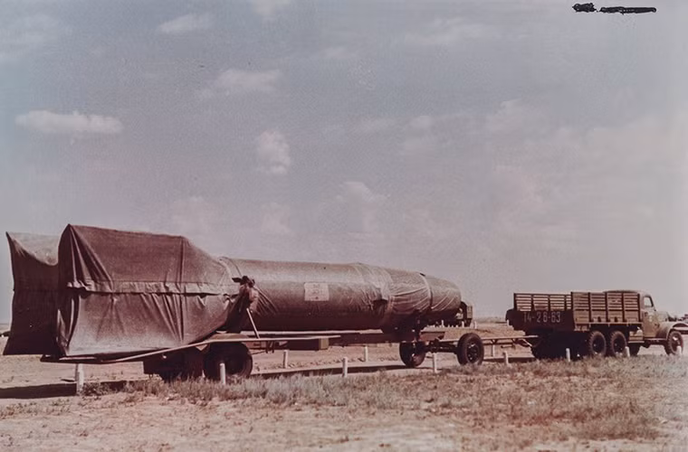 Trong ảnh là mẫu tên lửa đạn đạo R-1 được Liên Xô phát triển dựa tên lửa V-2 của Đức với một số thay đổi nhỏ về mặt thiết kế, do chúng được làm bằng các loại vật liệu khác nhau. R-1 được phóng thử nghiệm tại Kapustin Yar vào tháng 10/1947 và nó đã bay được hơn 206km trước khi rơi xuống.