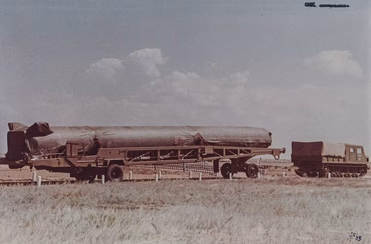 Lực lượng tên lửa chiến lược Liên Xô được định hình vào ngày 21/6/1956 khi mẫu tên lửa đạn đạo đầu có khả năng mang đầu đạn hạt nhân đầu tiên của Liên Xô là R-5M được thử nghiệm tại Kapustin Yar.
