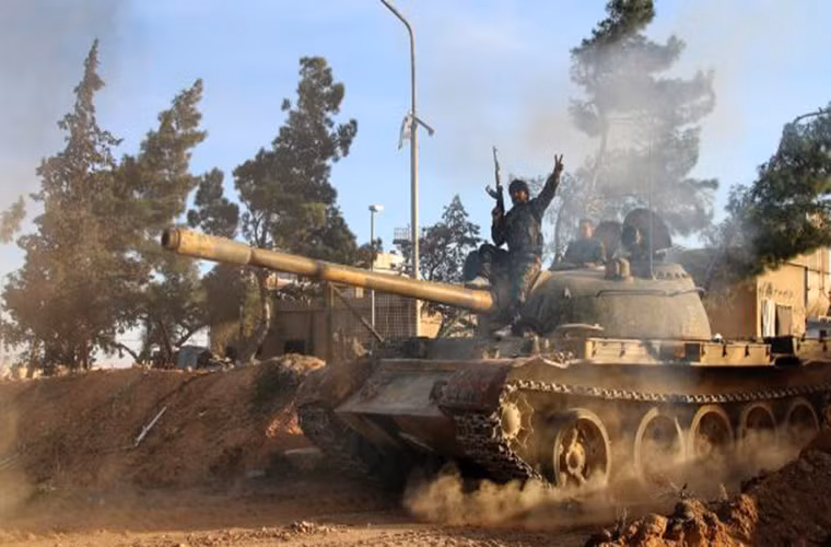 Một trong những lý do khiến hệ thống phòng thủ của Quân đội Syria tại Aleppo và Latakia suy yếu là do họ đang dồn sức cho chiến dịch giải phóng Raqqa thành phố có vị trí chiến lược ở phía bắc Syria đang do IS kiểm soát. Nhưng có một thực tế là Quân đội Syria không còn đủ khả năng để thực hiện một chiến dịch quân sự như vậy và nhanh chóng bị IS đẩy lùi về phía Palmyra. Ảnh: Xe tăng T-55 hùng dũng xông trận.