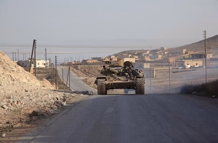 Trang mạng al-Ahd có trụ sở tại Liban hôm 30/6 cho biết, lực lượng vũ trang Syria đã mở chiến dịch quân sự quy mô lớn nhằm đẩy lùi các đợt tấn công của một số nhóm khủng bố Takfiri tại vùng ngoại ô phía Nam thành phố Aleppo, cùng với đó là tiêu diệt hơn 100 tay súng.