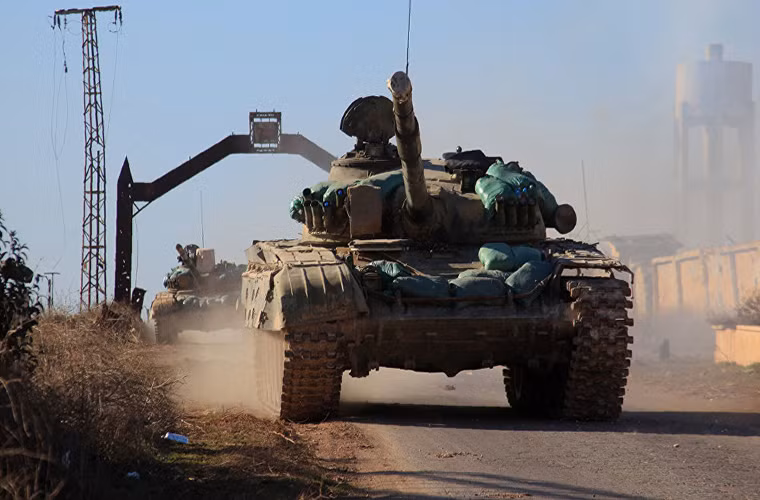 Và dù có đang suy tính điều gì thì các tướng lĩnh Syria cần có một chiến lược khác hiệu quả hơn trong bối cảnh hiện tại, nếu như không muốn mất những gì đang có sau gần một năm dưới sự giúp đỡ của người Nga. Và một lệnh ngừng bắn giữa các bên sẽ không bao giờ là giải pháp hiệu quả để giúp Syria thoát khỏi xung đột khi quân nổi dậy và các nhóm khủng bố lợi dụng điều này để củng cố lực lượng phản công lại quân chính phủ. Ảnh: Nhiều xe tăng T-72 được đắp cả bao cát để chống lại vũ khí chống tăng.