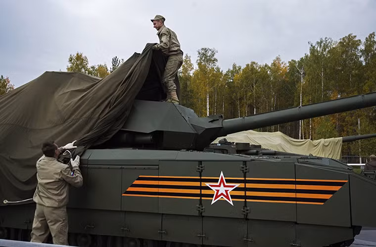 Theo Oleg Sienko – Giám đốc điều hành Uralvagonzavod, trong tương lai T-14 Armata sẽ được phát triển thành một mẫu xe tăng chiến đấu không người lái đầu tiên trên thế giới và thiết kế hiện tại của nó đã đảm bảo chắc chắn điều này sẽ xảy ra. Nguồn ảnh: Sputnik
