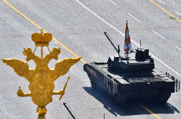 Hệ thống vũ khí chính của T-14 Armata là một pháo nòng trơn 2A82-1M 125mm, nó cũng được trang bị một tổ hợp vũ khí tự động điều khiển từ xa với súng máy 7.62mm. Nguồn ảnh: Sputnik