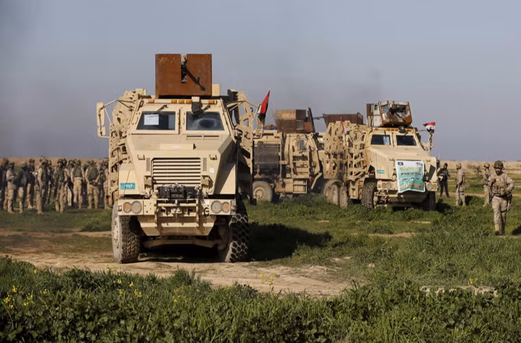 Trong ảnh là xe bọc thép kháng mìn BAE Caiman của Quân đội Iraq với các tấm giáp bổ sung ở hai bên thân, nó có trọng lượng lên tới 27.6 tấn và có thể chở theo 10 binh sĩ cùng đầy đủ trang bị.
