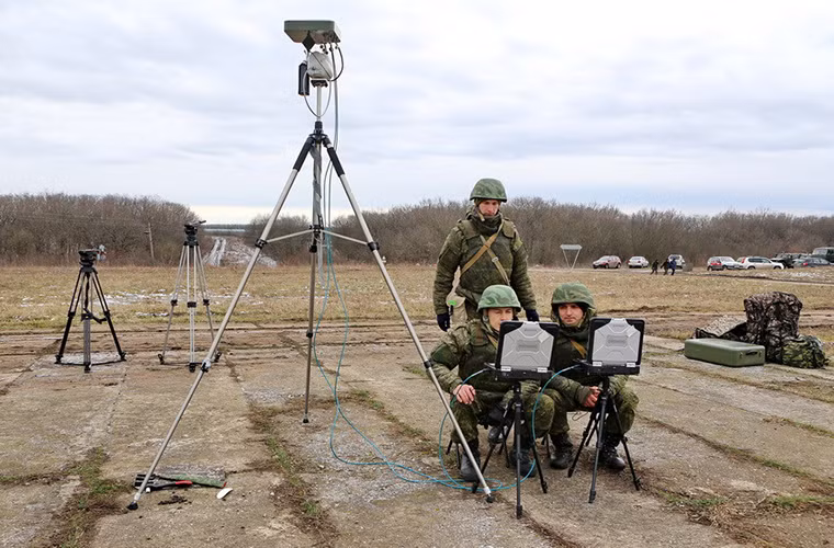 Xét về mặt thiết kế, toàn bộ hệ thống của UAV Tachyon khá gọn nhẹ có thể mang bởi một binh sĩ bên cạnh đó thời gian triển khai của nó cũng khá nhanh phù hợp với các hoạt động trinh sát trong các khu vực hạn chế.