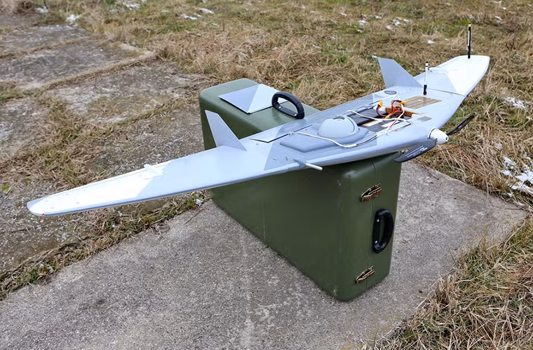 Ta có thể dễ dàng nhận thấy thiết bị quan sát quang ảnh nhiệt của Tachyon được đặt phía dưới bụng của mẫu UAV này cùng với đó là hai pin nhiêu liệu. Tachyon có thiết kế cánh liền thân ''flying wing'' với một động cơ đẩy cánh quạt.