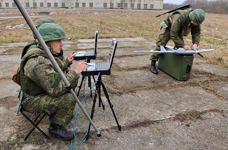 UAV Tachyon được điều khiển thông qua các máy tính xách tay chuyên dụng với hệ thống truyền dẫn dữ liệu tốc độ cao theo thời gian thực giúp người điều khiển nó có thể xác định được mọi mục tiêu và mọi tình huống bên dưới khu vực mà Tachyon đang hoạt động.