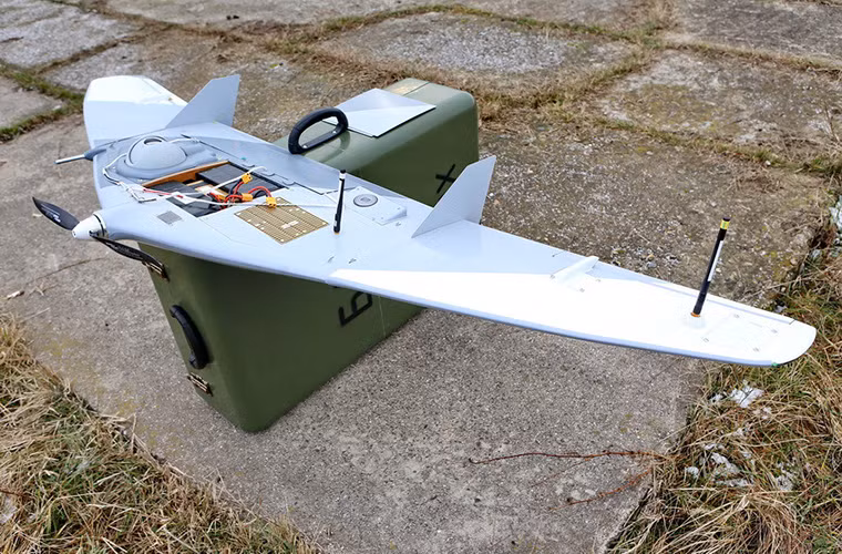 Trong ảnh là 1 chiếc UAV Tachyon sau khi được lắp ráp hoàn chỉnh và hộp đựng thiết bị điều khiển của nó.