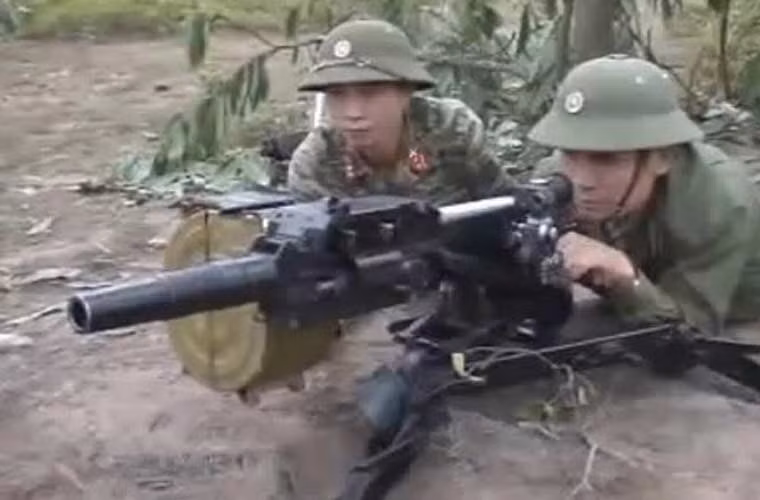 Súng phóng lựu tự động AGS-17 là vũ khí hạng nặng yểm trợ cho bộ binh, được gắn trên giá 3 chân hoặc trên các phương tiện chiến đấu, dùng loại lựu đạn 30 mm. Lựu đạn được đặt trong thùng có sức chứa tới 29 quả và được gắn với súng. Súng có tầm bắn hiệu quả khoảng 1.700m. Ảnh: Bộ đội Việt Nam sử dụng AGS-17 trong một cuộc diễn tập.