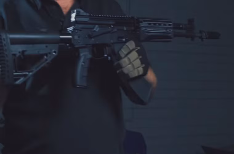 Về kích thước, súng trường tấn công AK-400 dài 940mm nặng chỉ 3kg và nó cũng sử dụng cơ chế bắn nạp đạn bằng trích khí, có thoi nạp đạn xoay tương tự như trên các dòng Ak serie trước đây.