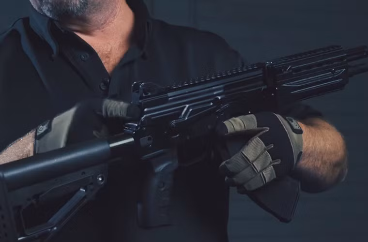 Thước ngắm của AK-400 cũng được đưa ra cuối thân súng tương tự như trên Ak-12, trong khi đó các dòng Ak serie trước đó thước ngắm đều được đặt vị trí tiếp giáp giữa ốp tay phía trước và thân súng. Và tất nhiên AK-400 cũng tích hợp sẵn các thanh rail trên thân súng và ốp tay phía trước cho phép súng gắn thêm các thiết bị hổ trợ như kính ngắm hay tay cầm phụ.
