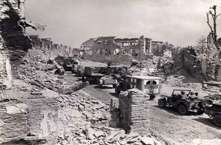 Phải đến tận tháng 8/1944, quân Đồng Minh mới thực sự kiểm soát hoàn toàn Normandy và sử dụng nó như bàn đạp mở rộng chiến trường ra khắp Châu Âu với mục tiêu hàng đầu khi đó là tái chiếm Paris.