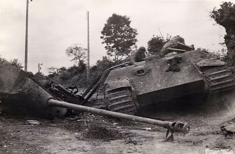 Trong ảnh là một chiêc Panther của Đức bị phá hủy tại Normandy.