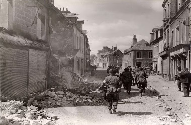 Hình ảnh hiếm hoi của sư đoàn lính dù 101 Mỹ trên một con phố của Carentan vào tháng 6/1944.