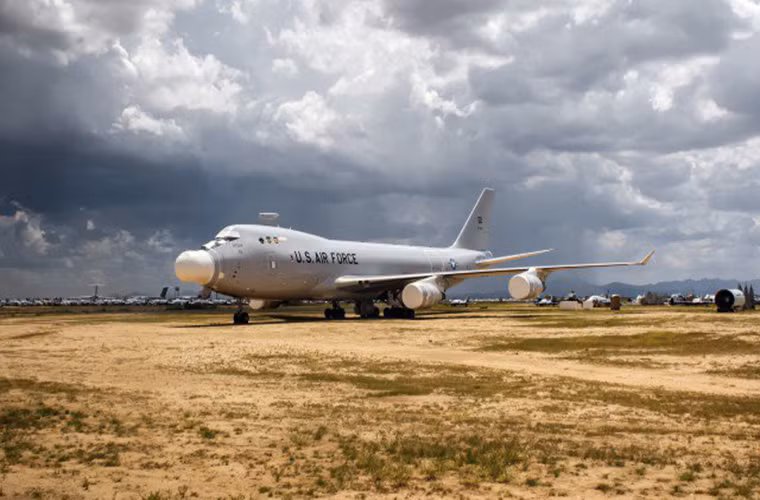 Nguyên mẫu Boeing YAL-1A thuộc chương trình phát triển vũ khí tương lai của Không quân Mỹ cũng nằm “đắp chiếu” tại hoang mạc Tuscon.