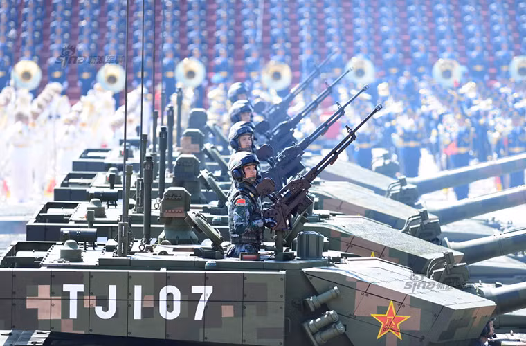 Type 99 được xem là tinh hoa của ngành công nghiệp quốc phòng Trung Quốc với việc được trang bị các loại vũ khí tiên tiến nhất gồm pháo nòng trơn 125mm có khả năng phóng tên lửa chống tăng qua nòng pháo chính với tầm bắn lên đến 5km, cùng với đó là các loại vũ khí phụ như súng máy phòng không W85 12.7mm và súng máy đồng trục Type 59 7.62mm.