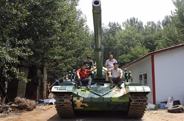 Nguyên mẫu xe tăng Type 99 của Peng có kích thước gần như tương đương so với một chiếc Type 99 thật, nó có chiều dài 10m, rộng 3.5m, nặng 20 tấn và được trang bị một động cơ diesel cỡ nhỏ cho phép chiếc xe tăng di chuyển với tốc độ 15km/h. Ngoài việc không bắn được thì các hệ thống còn như trên xe tăng của Peng hầu như giống với Type 99, đáng kinh ngạc hơn là nó được sản xuất mà không dùng tới một bản vẽ kỹ thuật chi tiết nào.
