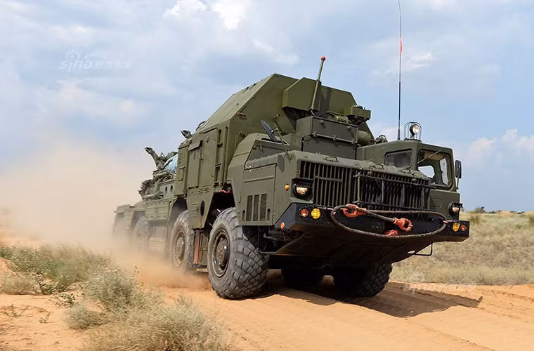 Mỗi tổ hợp tên lửa phòng không tầm xa S-300 được trang bị bốn tổ hợp phóng di động gồm 5P85S hoặc 5P85D, mỗi xe được trang bị tối đa 4 tên lửa.
