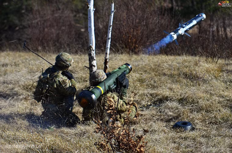 Một binh sĩ Mỹ thực hành bắn đạn thật với tên lửa chống tăng FGM-148 Javelin.