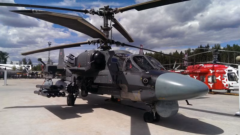 “Trong năm 2015, Kamov đã nhận được hợp đồng từ Bộ Quốc phòng Nga để phát triển loại trực thăng trinh sát tấn công Ka-52 dùng trên tàu chiến có tên thiết kế là Ka-52K. Công ty đã bắt đầu tiến hành các thử nghiệm đánh giá sơ bộ Ka-52K”, báo cáo thường niên 2015 của Kamov tiết lộ.