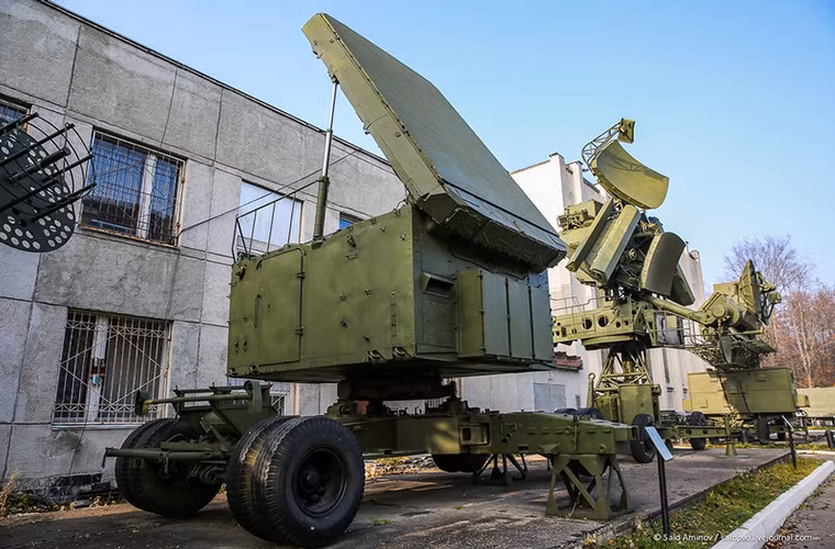 Cận cảnh 3 đài radar của 3 tổ hợp phòng không S-300, S-125 và S-75.