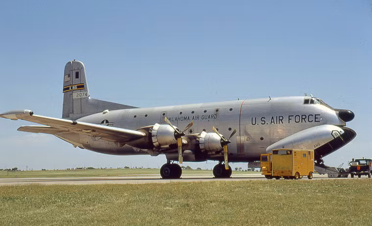 C-124 có thể chở theo tới 200 lính dù. Máy bay này được sử dụng khá nhiều trong giai đoạn đầu của Chiến tranh Việt Nam. Ngoài ra, Globemaster II cũng được sử dụng trong các nhiệm vụ tiếp tế cho các căn cứ xa xôi ở Nam Cực, cứu trợ nhân đạo ở Congo, Chile.