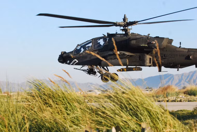 Apache với biểu tượng hàm cá mập cất cánh làm nhiệm vụ trinh sát đảm bảo an ninh tại một căn cứ ở Afghanistan. Trong các sứ mệnh như thế, nó thường mang theo 1 tên lửa AGM-114 Hellfire dưới bụng để diệt những mục tiêu quan trọng khi cần thiết.