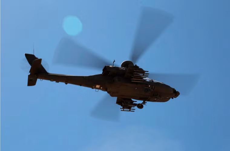 Một chiếc AH-64D với dàn vũ khí của nó tại trung tâm huấn luyện quốc gia của Quân đội Mỹ tại Fort Irwin, bang California.