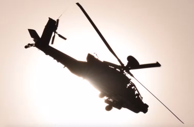 Hình ảnh chiếc trực thăng AH-64D Apache của Không quân Mỹ gần như che lấp ánh sáng mặt trời trước ống kính máy ảnh tại trung tâm huấn luyện Grafenwoehr, Đức.