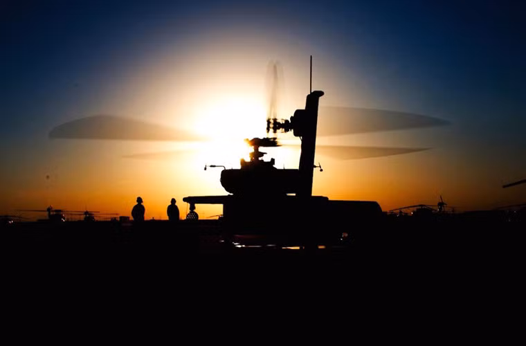 Ánh hoàng hôn cuối ngày chiếu xuống một chiếc Apache của Không quân Mỹ tại căn cứ không quân Kandahar, Afghanistan.
