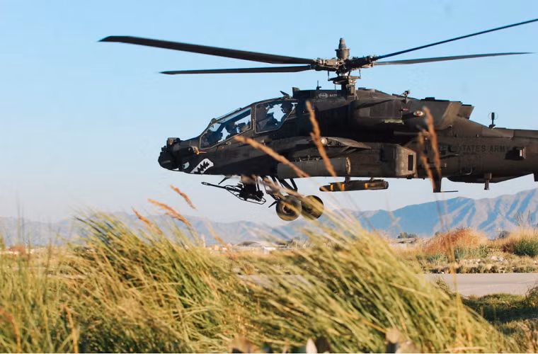 Trong ảnh là một chiếc trực thăng tấn công AH-64 Apache của Không quân Mỹ trước một chuyến bay tuần tra và hổ trợ tại Afghanistan vào tháng 11 năm ngoái.