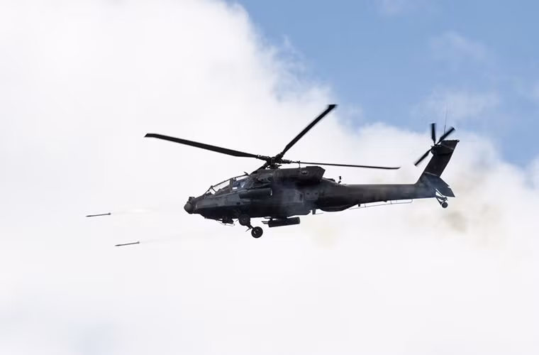 Trực thăng tấn công AH-64 Apache của lực lượng Vệ binh Quốc gia Mỹ tại bang Georgia “xả đạn” trong một buổi huấn luyện bắn đạn thật.