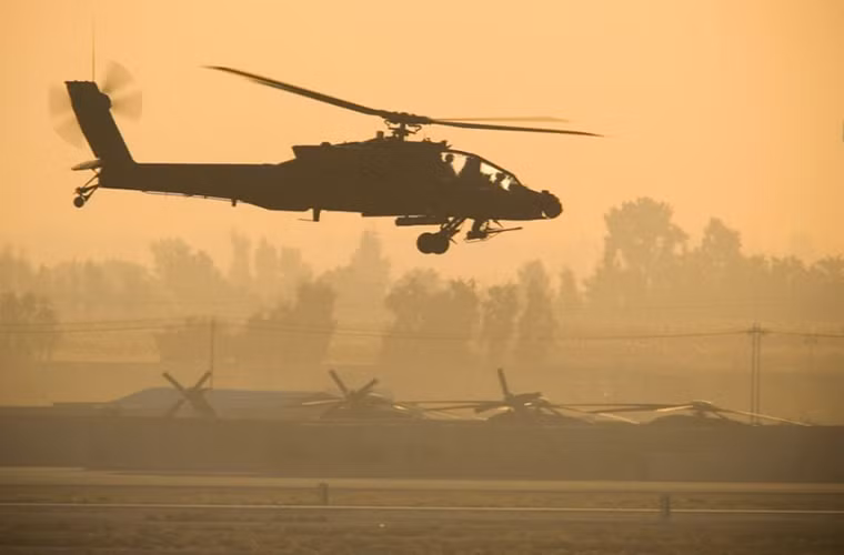 AH-64 Apache của Quân đội Mỹ cất cánh từ căn cứ không quân Balad, Iraq trước khi nước này rút quân khỏi Iraq vào cuối năm 2011.