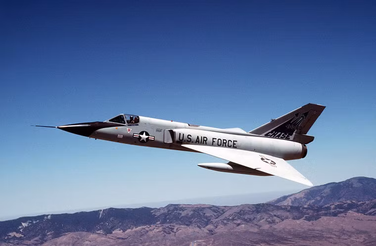  Convair F-106 Delta Dart thực hiện chuyến bay đầu tiên vào ngày 25/12/1956. Nó được thiết kế với vai trò đánh chặn tốc độ cao nhằm chống lại các máy bay ném bom của Liên Xô trong Chiến tranh Lạnh. Ngày 15/12/1959, thiếu tá Joseph W. Rogers thiết lập kỷ lục tốc độ 2.455 km/h. Mặc dù được trang bị radar và tên lửa tinh vi, tuy nhiên, F-106 lại là một máy bay rất khó điều khiển.