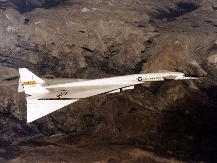  XB-70 Valkyrie là mẫu thử nghiệm máy bay ném bom chiến lược tốc độ cao do Mỹ chế tạo nhằm đối phó với các tiêm kích đánh chặn của Liên Xô. Mẫu thử nghiệm thực hiện chuyến bay đầu tiên vào ngày 21/9/1964. Máy bay đạt tốc độ tối đa 3.308 km/h. Chỉ có 2 chiếc được chế tạo, dự án bị hủy bỏ vào năm 1961.