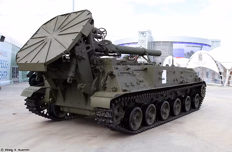 2S4 Tyulpan được thiết kế để có thể phá hủy các công trinh quân sự kiên cố của đối phương thậm chí là các tòa nhà cao tầng, trung tâm chỉ huy, trận địa pháo hay tổ hợp tên lửa hay một số mục tiêu khác không thể tiếp cận bằng các loại pháo thông thường. Khẩu đội cối 2S4 gồm 4 binh sĩ nhưng cũng có thể là 5 nếu cần thiết, nó có tầm bắn hiệu quả hơn 9.6km với đạn tăng tầm có thể đạn tới 20km.