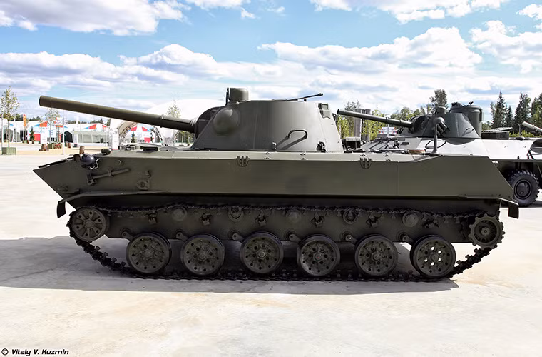 2S9 Nona có tầm bắn hiệu quả từ 8.8km với đạn pháo-cối thông thường và có thể lên tới gần 13km với đạn tăng tầm với tầm hoạt động hiệu quả khoảng 500km. Kíp chiến đấu của 2S9 Nona gồm 4 binh sĩ và mỗi chiếc có thể mang theo từ 40-60 viên đạn pháo-cối 120mm.