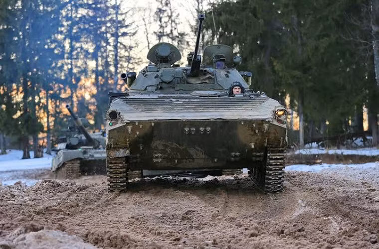 Sư đoàn Kantemirovskaya đang có trong trang bị khoảng 300 chiếc BMP-1 và BMP-2. Dù Quân đội Nga đã bắt đầu đưa vào trang bị hàng loạt dòng xe chiến đấu bộ binh thế hệ mới BMP-3 tuy nhiên Kantemirovskaya vẫn chưa được trang bị dòng xe chiến đấu này.