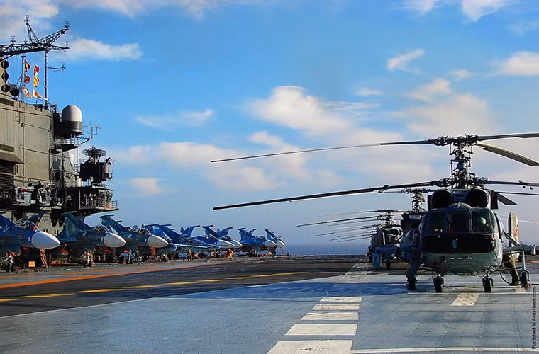 Như đã nói ở trên, Đô đốc Kuznetsov là tàu sân bay duy nhất của Hải quân Nga, nó được đưa vào trang bị từ năm 1990 trong biên chế Hải quân Liên Xô và sau đó là Nga. Đô đốc Kuznetsov là một trong những tàu thuộc lớp tàu sân bay Kuznetsov do Liên Xô phát triển.