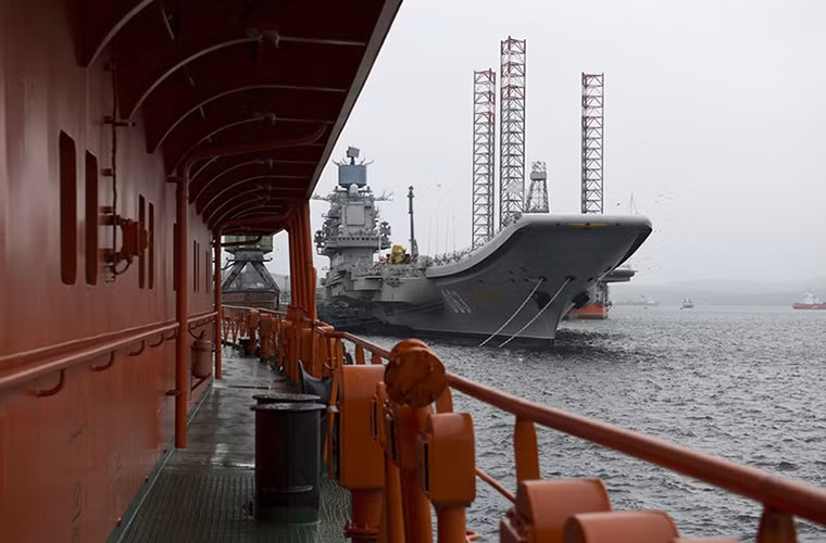 Theo thiết kế, Đô đốc Kuznetsov có thể chở tổng cộng 41-52 máy bay các loại gồm tối đa 14 tiêm kích trên hạm Su-33; 4 chiếc máy bay huấn luyện phản lực Sukhoi Su-25UTG/UBP; 17 trực thăng Kamov Ka-27 (săn ngầm, tìm kiếm cứu nạn). Sau khi được nâng cấp, số Su-33 trên Kuznetsov sẽ được thay thế bằng những chiếc MiG-29K với tổng lượng mang theo khoảng 28 chiếc.
