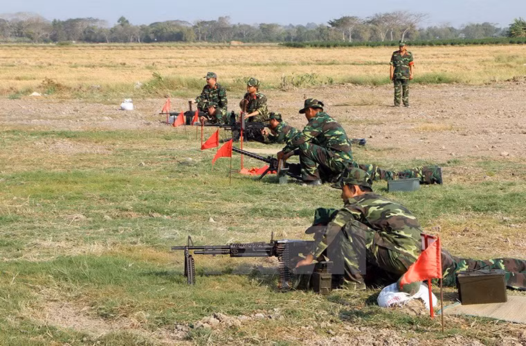 Trong thời gian gần đây, với nỗ lực không ngừng của cán bộ nhà máy quốc phòng Z113, về cơ bản Việt Nam đã làm chủ được công nghệ sản xuất đạn 7.62x51mm của NATO. Điều này có ý nghĩa khá lớn khi giúp giải được bài toán nguồn cung đạn dược ổn định cho các dòng súng máy sử dụng đạn 7.62x51mm NATO có trong biên chế của Quân đội Nhân dân Việt Nam tạo điều kiện đưa vào trang bị trở lại các loại vũ khí này. Nguồn ảnh: TTXVN