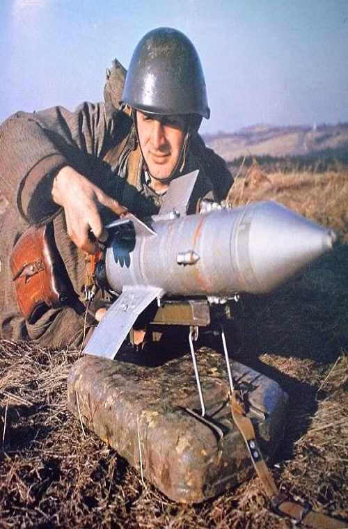 Dựa trên thiết kế của RPG-7, Liên Xô phát triển các thế hệ tên lửa chống tăng dẫn đường đầu tiên như 9M14 Malyutka và 9M17 Fleyta với tầm bắn xa hơn cũng như hiệu quả hơn. Tuy nhiên các dòng tên lửa chống tăng này vẫn bị đánh giá là kém cơ động hơn so với RPG-7, do đó sau này khi Quân đội Nga đã dần loại biên 9M14 Malyutka hay 9M17 Fleyta thì RPG-7 vẫn còn tiếp tục được sử dụng rộng rãi.