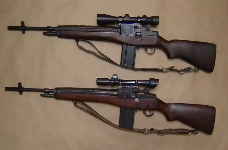 Súng bắn tỉa M21 sở hữu thiết kế không có quá nhiều điểm khác biệt so với M14, ngoài việc nó được trang bị thêm một ống ngắm tiêu chuẩn Leatherwood 3-9 và bổ sung thêm một thanh rail điều chỉnh ống ngắm. Ngoài ra M21 còn được trang bị thêm nhiều loại đạn hơn M14 chuyên dành cho các nhiệm vụ bắn tỉa.