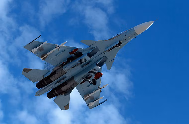 Bên cạnh các máy bay ném bom, Không quân Nga còn điều đến Syria phi đội tiêm kích đa năng Su-30SM nhằm bảo vệ máy bay của nước này trong các đợt không kích.