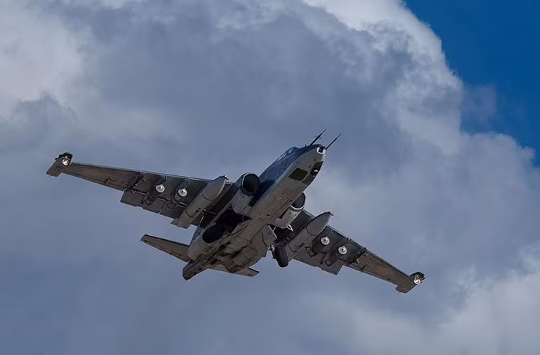 Trong ảnh là một chiếc cường kích Su-25 của Không quân Nga trong chuyến xuất kích đầu tiên của mình.
