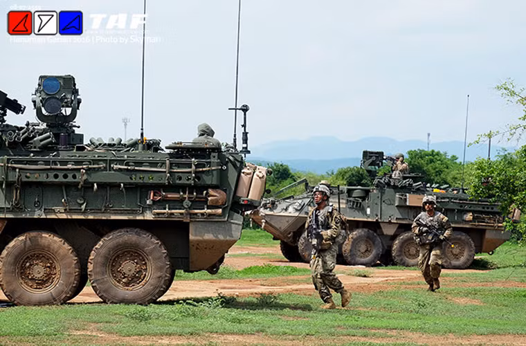 Stryker có thể chở theo tối đa 9 binh sĩ cùng đầy đủ trang bị cùng kíp lái gồm hai người. Toàn bộ phần thân của nó có thể chống lại được đạn 14.5mm ngoài Stryker cũng có thể được trang bị hệ thống phòng vệ chủ động chống tên lửa chống tăng.