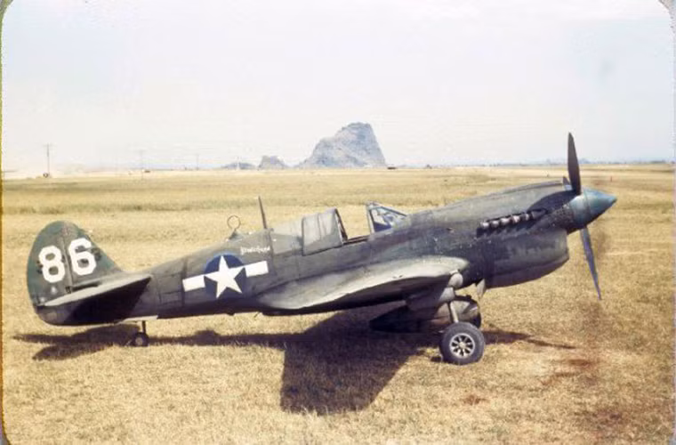 “Flying Tigers” có trong biên chế ít nhất ba phi đội với khoảng 30 chiến đấu cơ, các phi đội được đào tạo chủ yếu ở Myanmar trước khi được điều đến Trung Quốc để chống Nhật Bản. Trận đánh đầu tiên của “Flying Tigers” là vào tháng 12/1941 chỉ sau 12 ngày kể từ Trận Trân Châu Cảng và phi đội này được xem như là một phần của Không quân Trung Quốc khi đó.